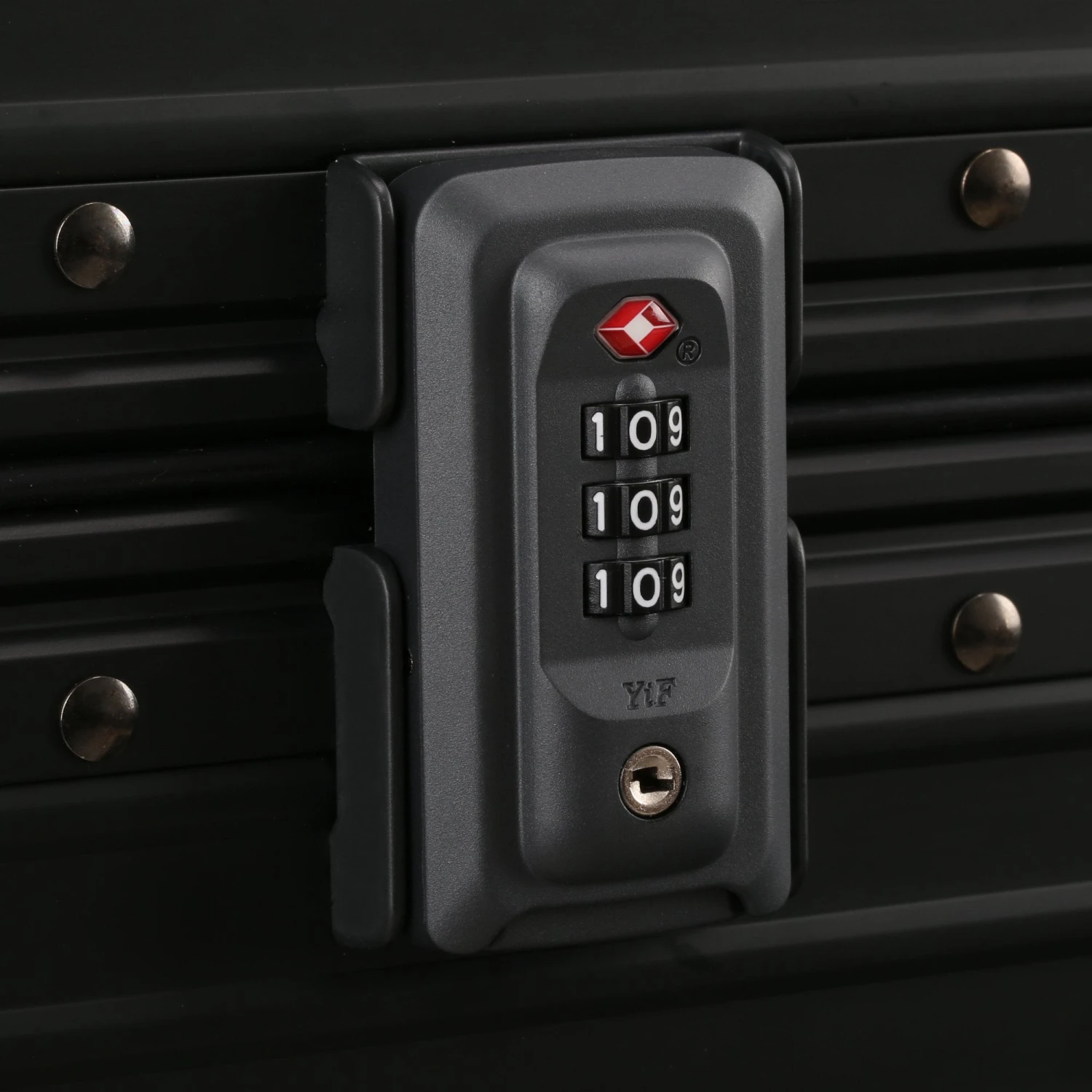 Aleon Classic 21" 4-Wheel Carry-On Luggage 9 Aleon Classic 21" 4-Wheel Carry-On Luggage - Image 9