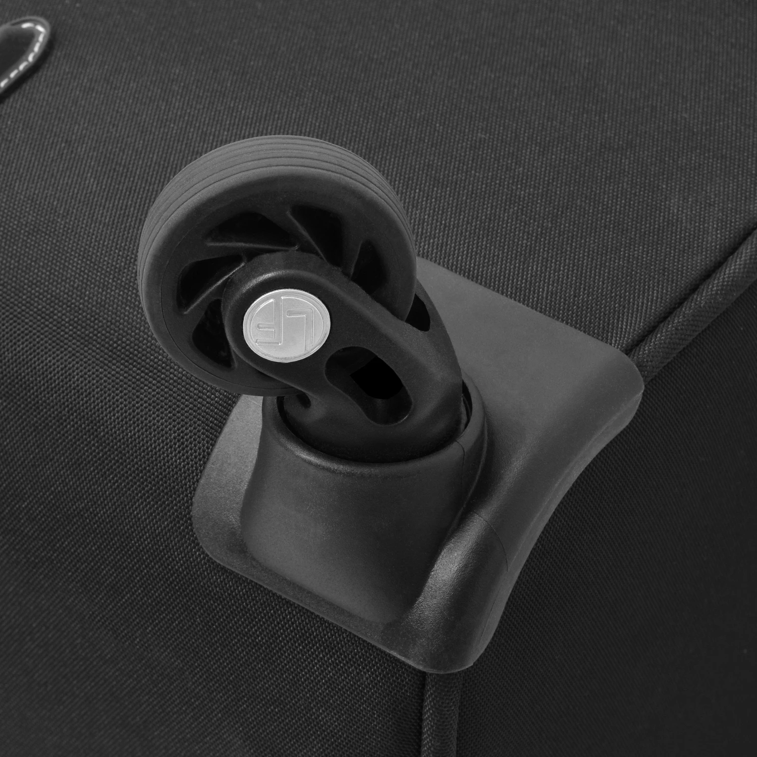 London Fog Knightsbridge 29" 4-Wheel Large Luggage 4 London Fog Knightsbridge 29" 4-Wheel Large Luggage - Image 4