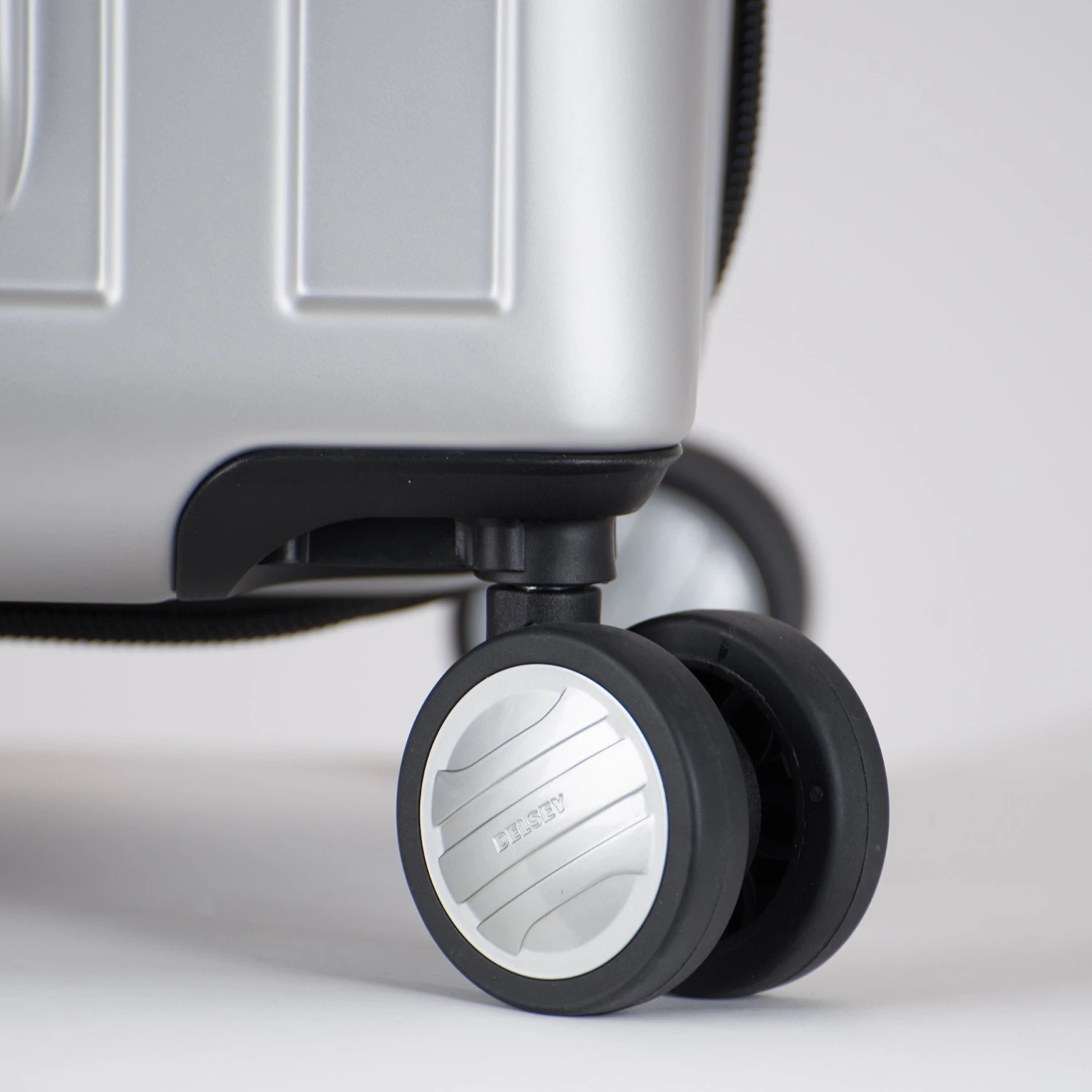 DELSEY Paris Helium Titanium International 19 Carry-on Expandable Spinner Trolley 10 DELSEY Paris Helium Titanium International 19 Carry-on Expandable Spinner Trolley - Image 10